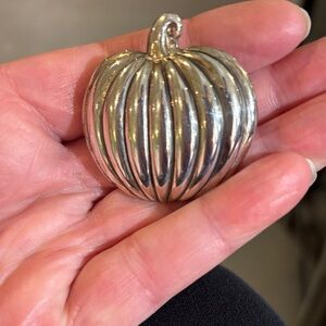 Vintage Ribbed Pumpkin Pin Brooch in Silver Tone